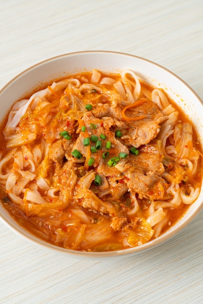 Fideos coreanos udon ramen con cerdo en sopa de kimchi - estilo de comida asiática