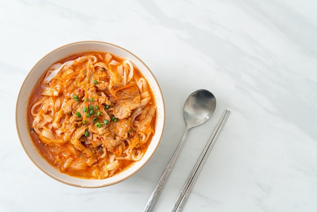 Fideos coreanos udon ramen con cerdo en sopa de kimchi