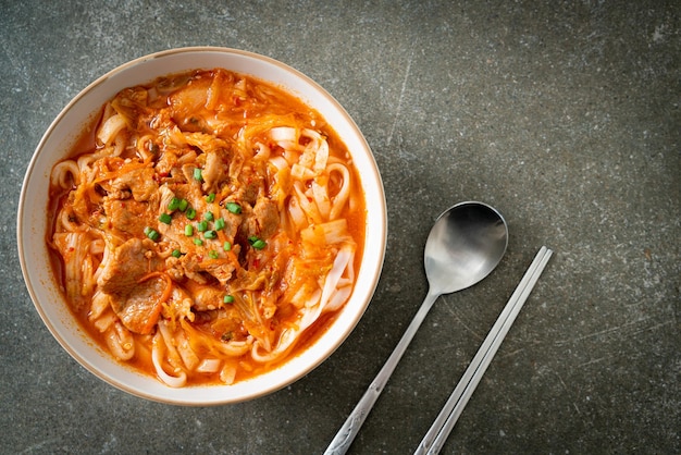 Fideos coreanos udon ramen con cerdo en sopa de kimchi