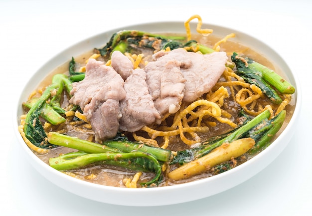 Fideos crujientes de huevo con brócoli chino y carne de cerdo