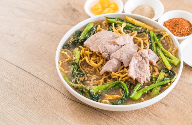 Fideos crujientes de huevo con brócoli chino y carne de cerdo