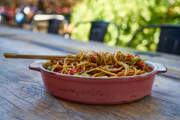 Fideos deliciosos y saludables sobre la mesa.