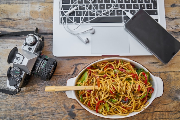 Fideos deliciosos y saludables sobre la mesa.