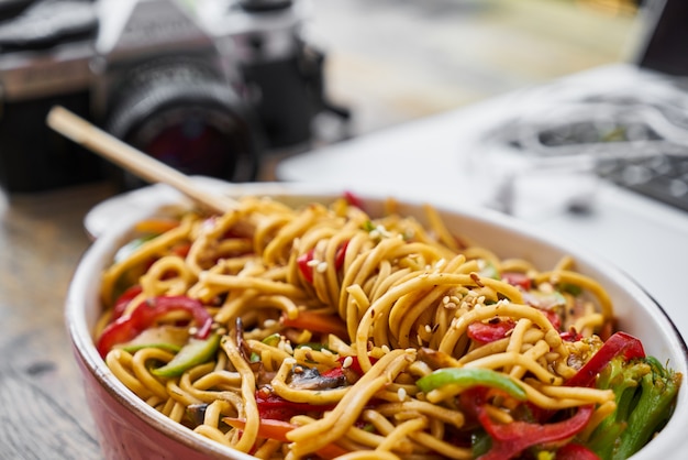 Fideos deliciosos y saludables sobre la mesa.