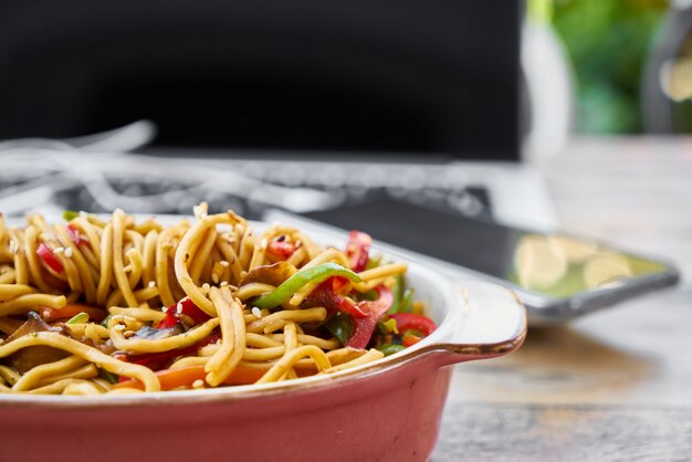 Fideos deliciosos y saludables sobre la mesa.