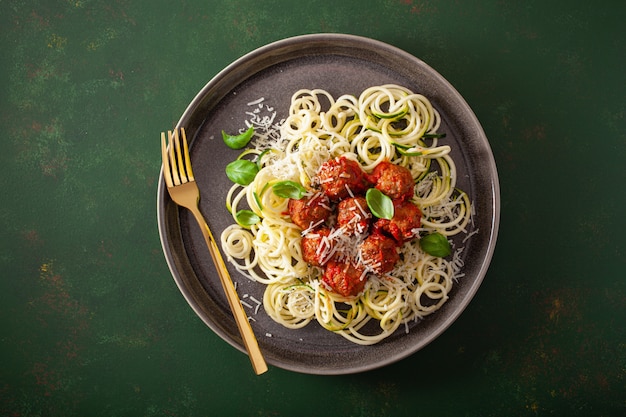 Fideos de dieta keto paleo fideos de calabacín en espiral con albóndigas y parmesano