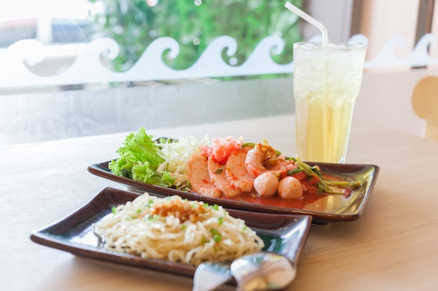 Foto fideos con directo yong tau foo y agua de crisantemo