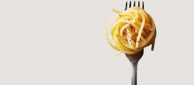 Los fideos de espagueti en un tenedor aislados con espacio para el texto
