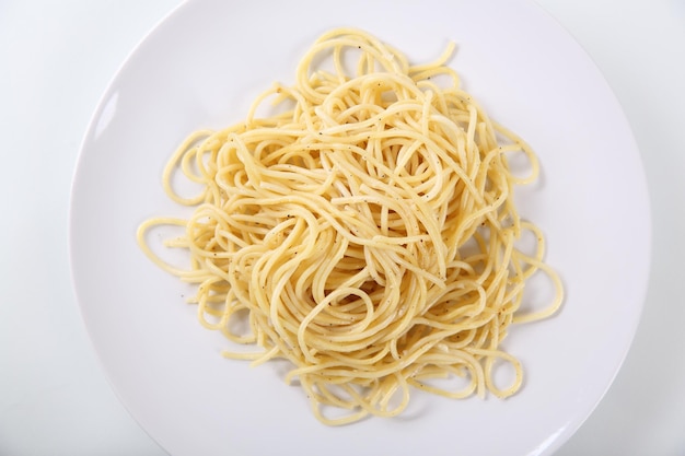 Fideos espaguetis aislado en fondo blanco.