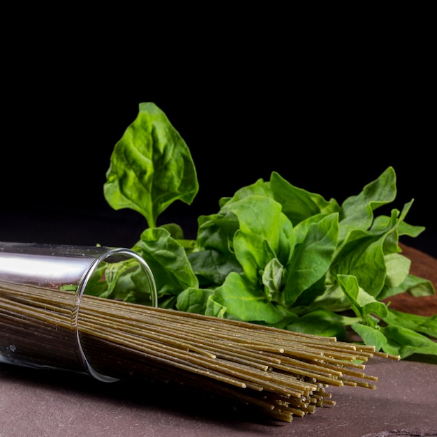 Fideos de espinacas vegetarianos y veganos. Comida sana.