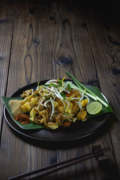 Fideos estilo tailandés en mesa