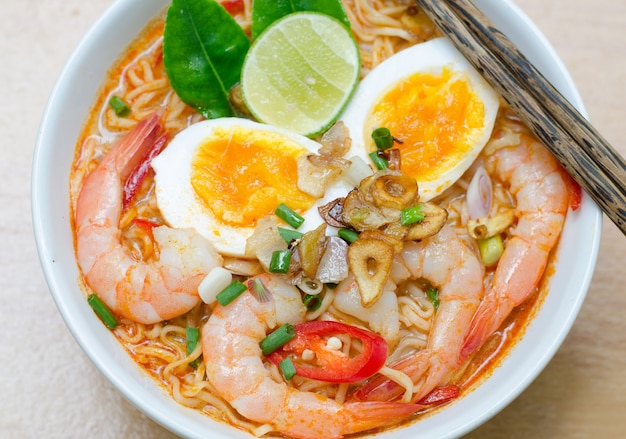 Fideos de estilo tailandés, tom yum kung