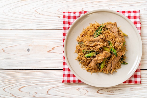 Fideos de fideos de arroz salteados con salsa de soja negra y carne de cerdo