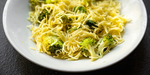 Fideos finos de pasta de brócoli segundo plato sin carne comida fresca bocadillo en la mesa espacio de copia de alimentos