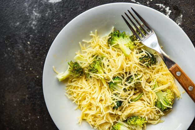 Fideos finos de pasta de brócoli segundo plato sin carne comida fresca bocadillo en la mesa espacio de copia de alimentos