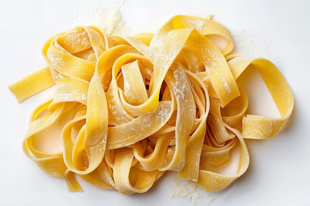 Foto los fideos frescos de fettuccine aislados sobre un fondo blanco