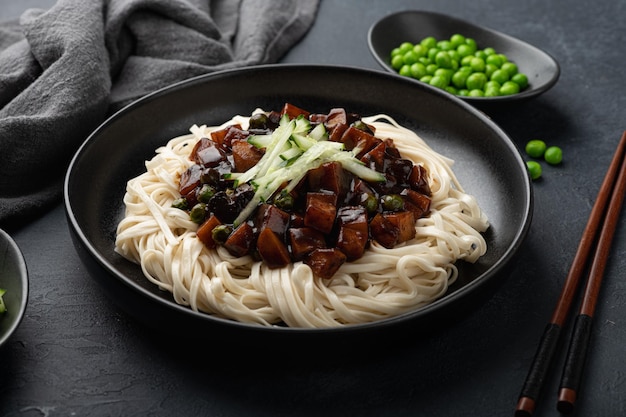 Fideos de frijol negro de Jajangmyeon en un enfoque selectivo de placa de cerámica negra