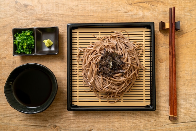 fideos fríos de alforfón soba o ramen zaru - estilo de comida japonesa