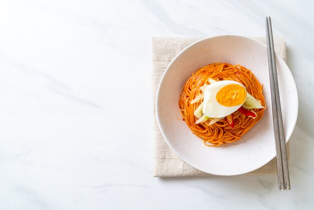 Fideos fríos coreanos con huevo