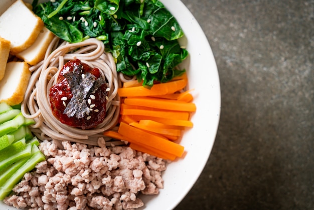 Fideos fríos picantes coreanos - bibim makguksu o bibim guksu - estilo de comida coreana