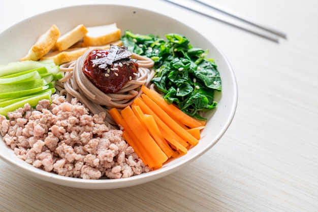 Fideos fríos picantes coreanos llamados bibim makguksu