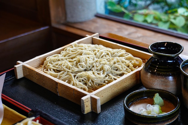 Los fideos fríos de soba servidos en una bandeja de bambú