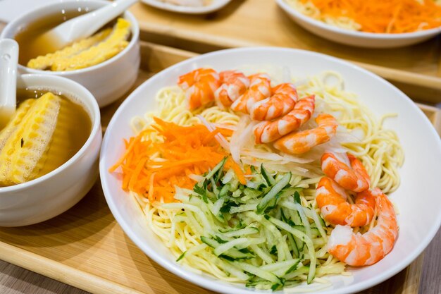 fideos fríos con zanahoria de camarón y pepino