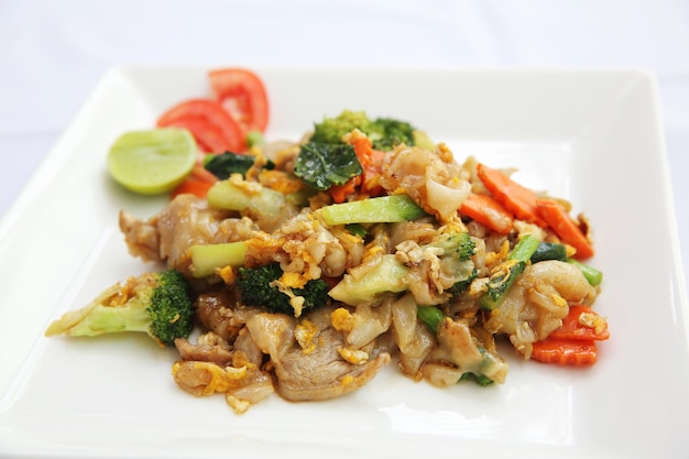 Fideos fritos de comida tailandesa con huevo y cerdo