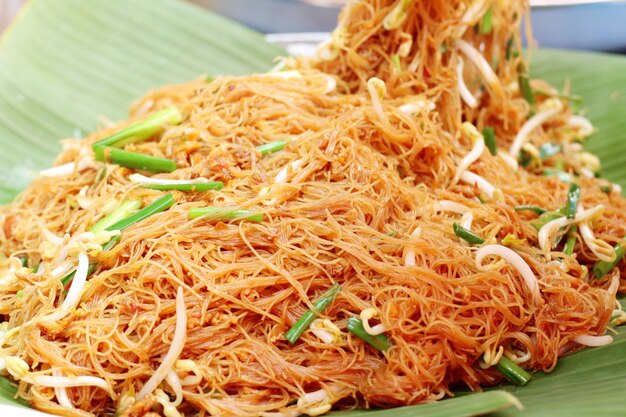 Fideos fritos en el mercado.