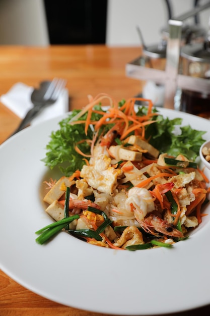 Fideos fritos padthai de comida tailandesa con camarones