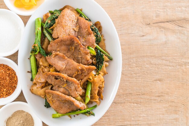 Fideos fritos con salsa de soja y cerdo.