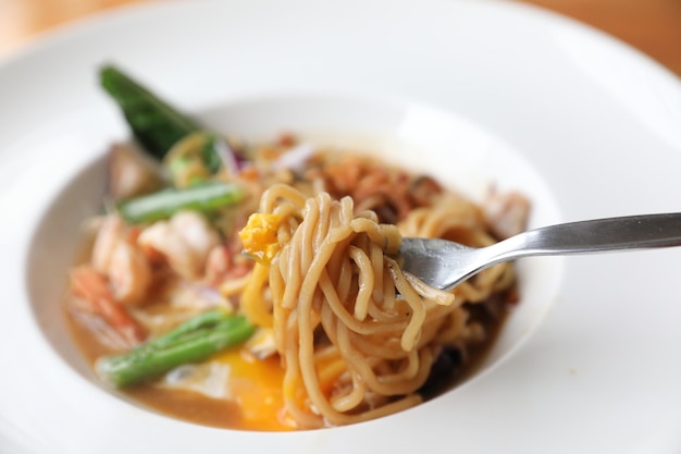 Fideos fritos con salsa de soja, comida asiática hokkien mee