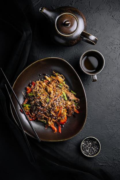 Fideos fritos con ternera y verduras