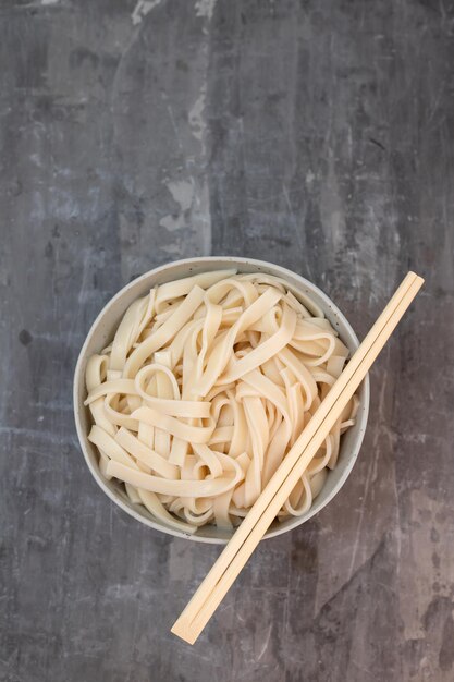 Fideos hervidos Udon en cuenco de cerámica