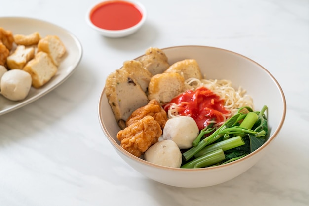 Fideos de huevo con albóndigas de pescado y albóndigas de gambas en salsa rosa Yen Ta Four o Yen Ta Fo