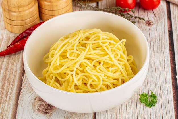 fideos de huevo amarillo hervido en el cuenco