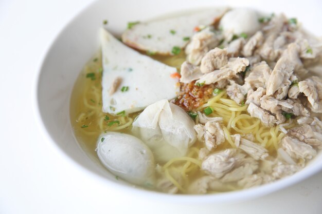 Fideos de huevo con bola de pescado