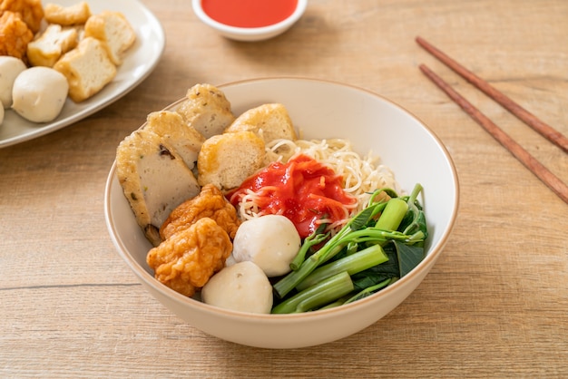 fideos de huevo con bolas de pescado y bolas de camarón en salsa rosa, Yen Ta Four o Yen Ta Fo - estilo de comida asiática