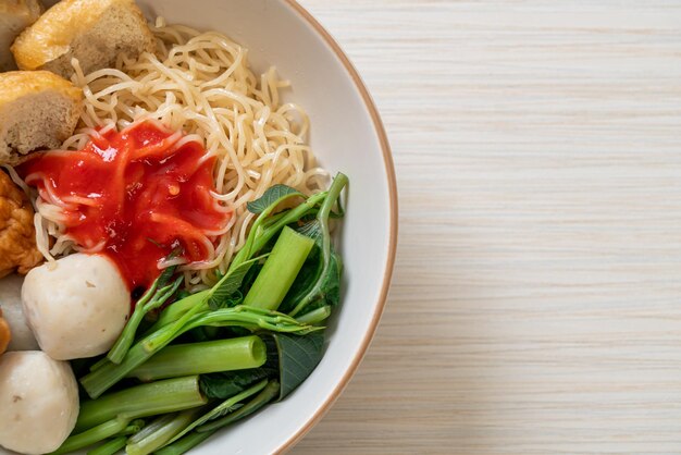 fideos de huevo con bolas de pescado y bolas de camarón en salsa rosa, Yen Ta Four o Yen Ta Fo - estilo de comida asiática