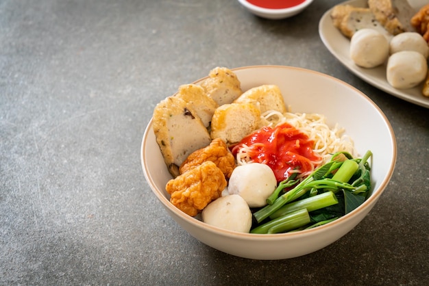 fideos de huevo con bolas de pescado y bolas de camarón en salsa rosa, Yen Ta Four o Yen Ta Fo - estilo de comida asiática