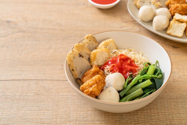 Foto fideos de huevo con bolas de pescado y bolas de camarón en salsa rosa yen ta four o yen ta fo