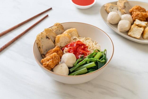 fideos de huevo con bolas de pescado y bolas de camarón en salsa rosa Yen Ta Four o Yen Ta Fo