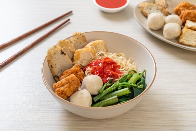 Foto fideos de huevo con bolas de pescado y bolas de camarón en salsa rosa yen ta four o yen ta fo