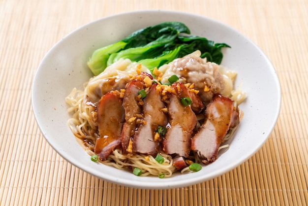 fideos de huevo con cerdo asado rojo y wonton