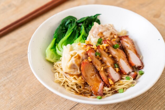 fideos de huevo con cerdo asado rojo y wonton