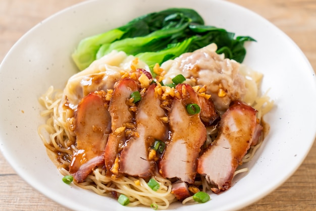 fideos de huevo con cerdo asado rojo y wonton