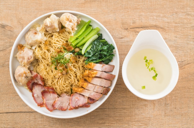 Fideos De Huevo Con Cerdo Asado Rojo