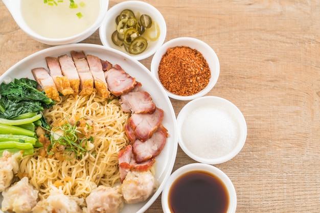 Fideos De Huevo Con Cerdo Asado Rojo