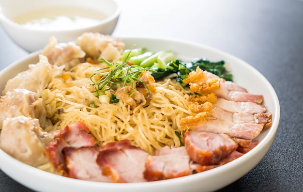 Fideos De Huevo Con Cerdo Asado Rojo