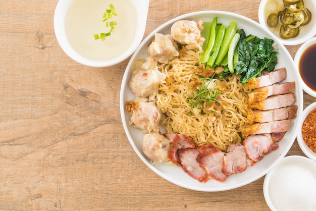 Fideos De Huevo Con Cerdo Asado Rojo